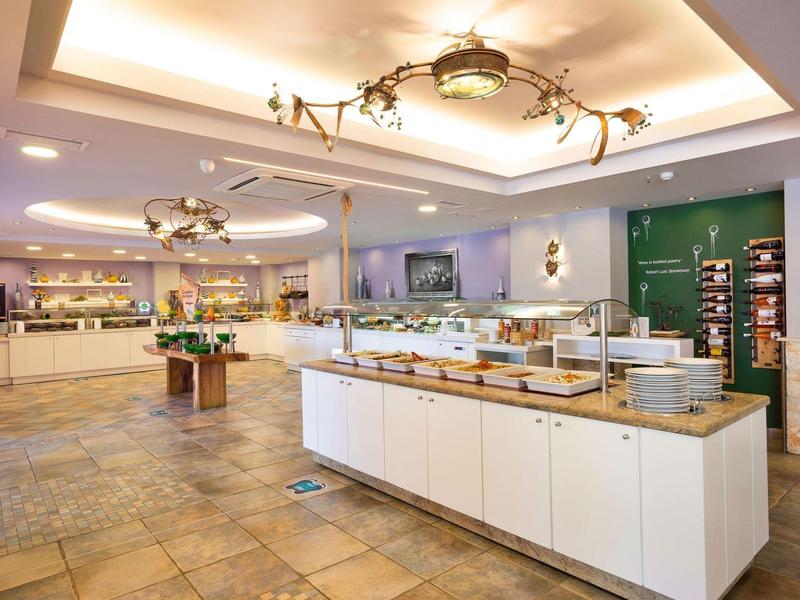 Heldere buffetstation in een modern restaurant met professionele verlichting en betegelde vloer.