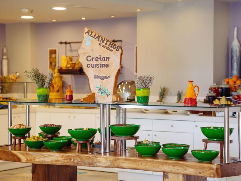 Buffet met Griekse keuken in een modern hotelrestaurant met groene kommen.