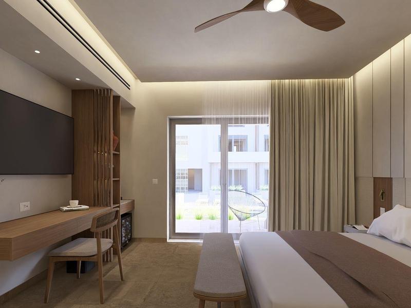 Modern ingerichte hotelkamer met bed, bureau, stoel, balkon en flatscreen-tv.