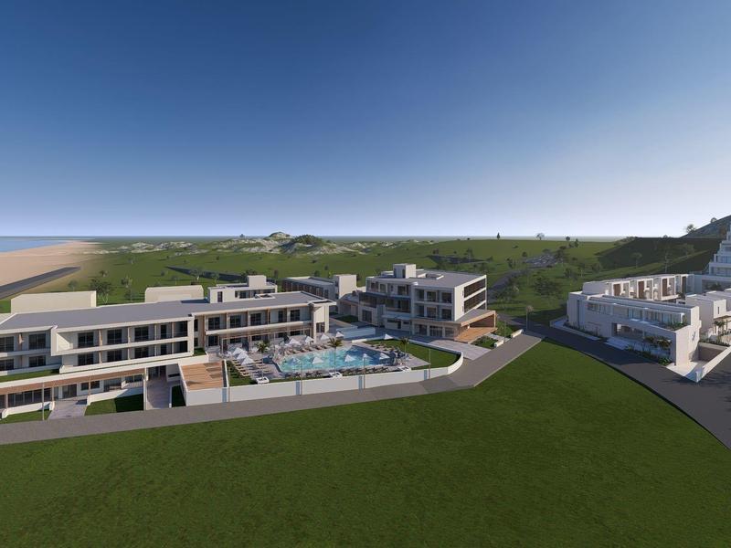 Modern hotelcomplex met zwembad en zeezicht op een zonnige dag.