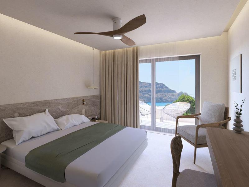 Moderne hotelkamer met tweepersoonsbed, houten meubels en terras met uitzicht op de bergen.