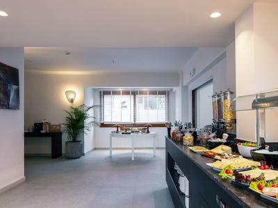 Ein helle und moderne Lounge mit Buffet und Kickertisch, ideal für eine entspannte Pause im Hotel.