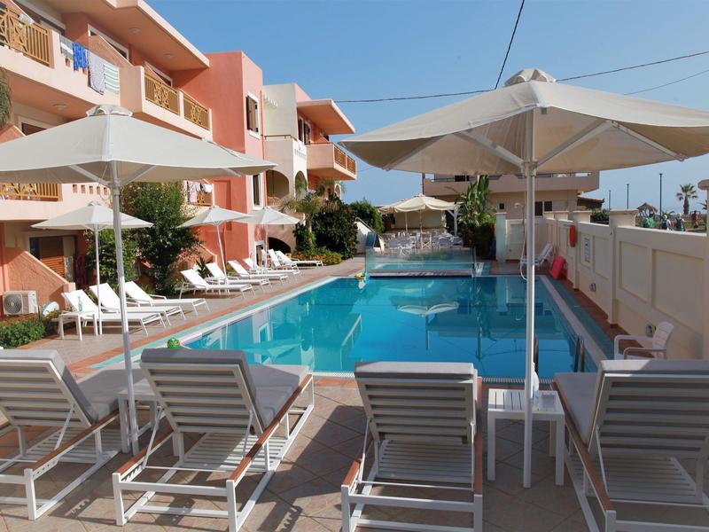 Hotelpool mit Liegestühlen und Sonnenschirmen bei sonnigem Wetter