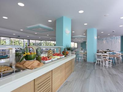 Lichte eetzaal met buffet en blauwe pilaren in modern hotelrestaurant.