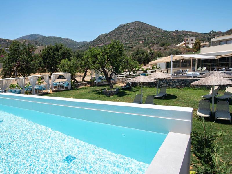 Modern zwembad met uitzicht op heuvels en omliggende natuur bij een hotelresort.