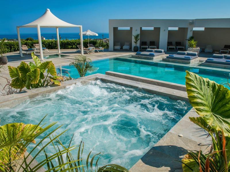 Poolanlage mit Whirlpool, Liegen und Sonnenschutz in sonniger Lage mit Meerblick