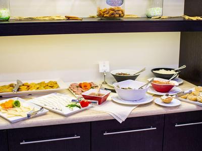 Bufet s různými předkrmy a dipy na pultu v hotelu.