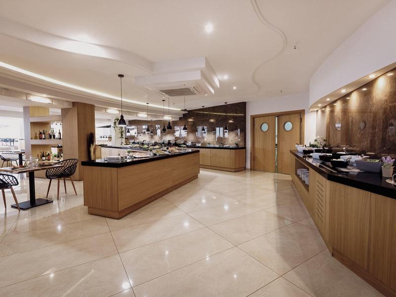 Moderner Buffetbereich mit Holztheken, polished Bodenfliesen und gedeckter Beleuchtung.