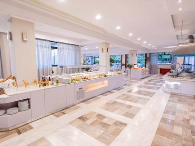 Jasno oświetlony nowoczesny obszar śniadaniowy w hotelu z bufetem