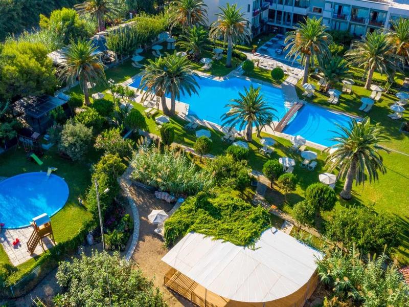 Widok z lotu ptaka na hotel z kilkoma basenami i bujnym zielonym otoczeniem.