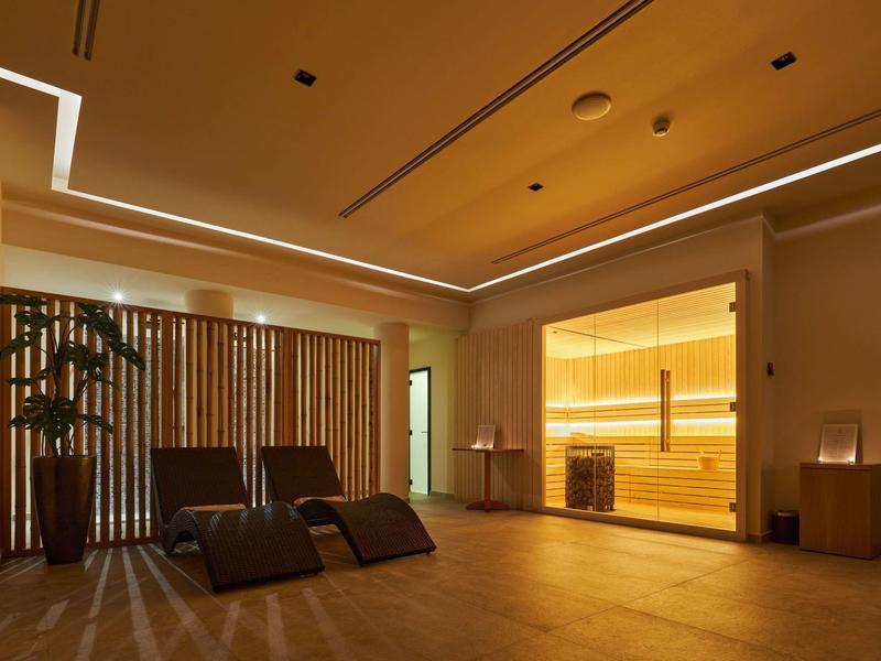 Moderne spa met comfortabele ligstoelen en houten elementen in warm licht