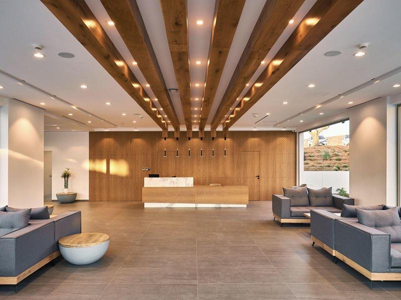 Moderne hotel lobby met houten accenten en comfortabele zitgedeeltes.