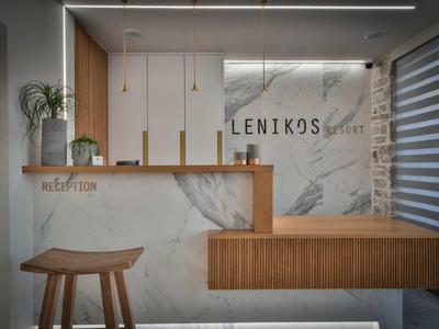 Area reception moderna dell'hotel con mobili in legno e parete in marmo