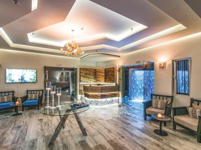 Moderní hotelová lounge s elegantním nábytkem a nepřímým osvětlením