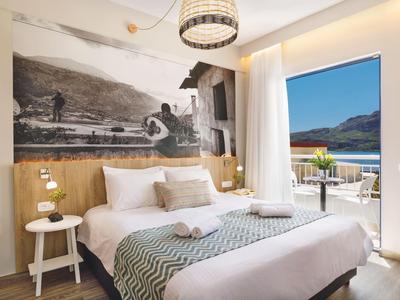 Przytulny pokój hotelowy z podwójnym łóżkiem i balkonem z widokiem na góry