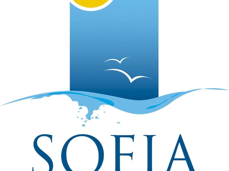 Logo hotelu Sofia z żółtym słońcem, niebieskim morzem i białymi ptakami.