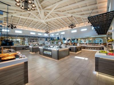 Lichte hotelbuffetruimte met diverse gerechten en modern interieur.