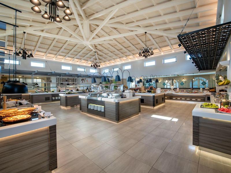 Lichte hotelbuffetruimte met diverse gerechten en modern interieur.