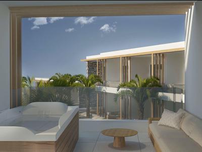 Balcone moderno con comodi posti a sedere e vista su piante tropicali e edifici.