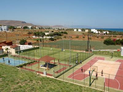 Campi sportivi all'aperto con campi da tennis e basket in una zona rurale di vacanza vicino al mare.