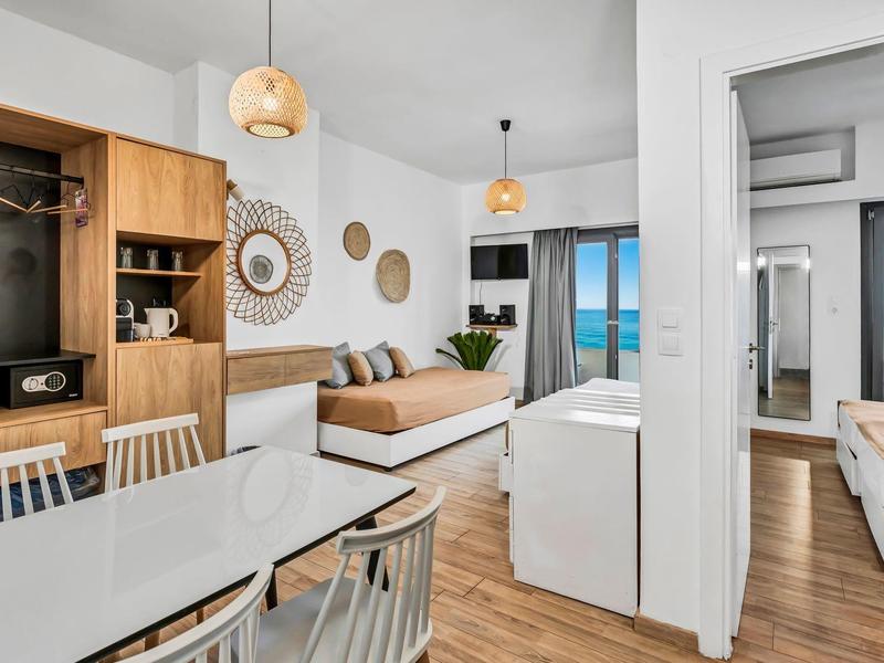 Moderner Wohnbereich mit Essplatz, Sofa, Dekoration und Meerblick durch große Fenster.