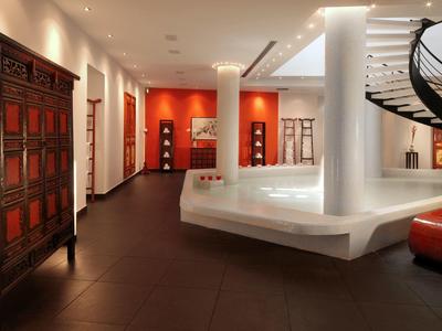 Nowoczesna lobby hotelowa z miejscami do siedzenia i elementami dekoracyjnymi.