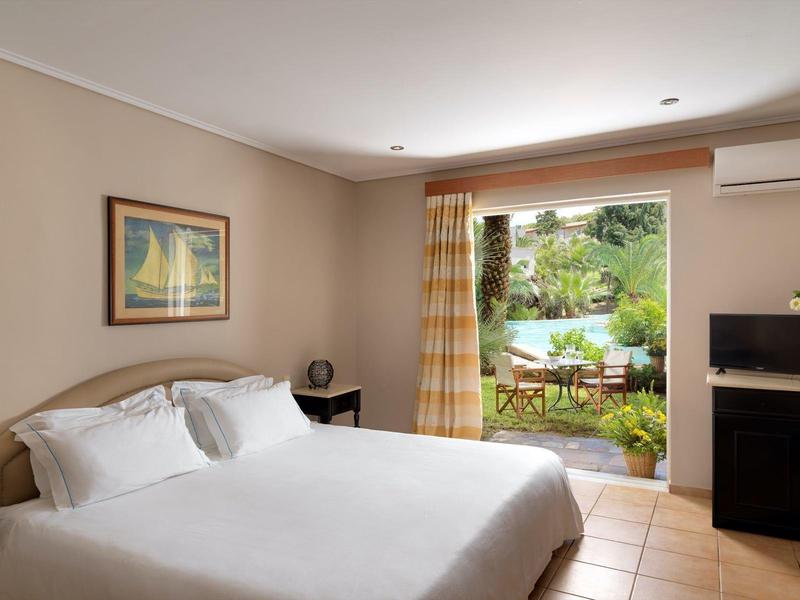 Jasna sypialnia z łóżkiem podwójnym, widokiem na ogród i dostępem do tarasu.