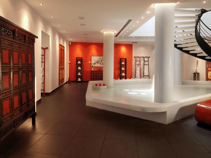 Nowoczesna lobby hotelowa z miejscami do siedzenia i elementami dekoracyjnymi.