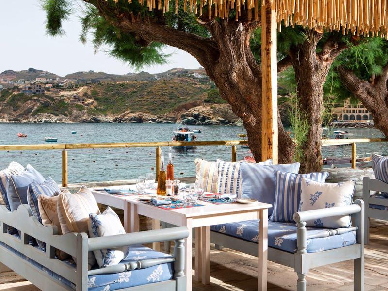 Przytulny taras z jasnymi meblami z widokiem na morze i góry