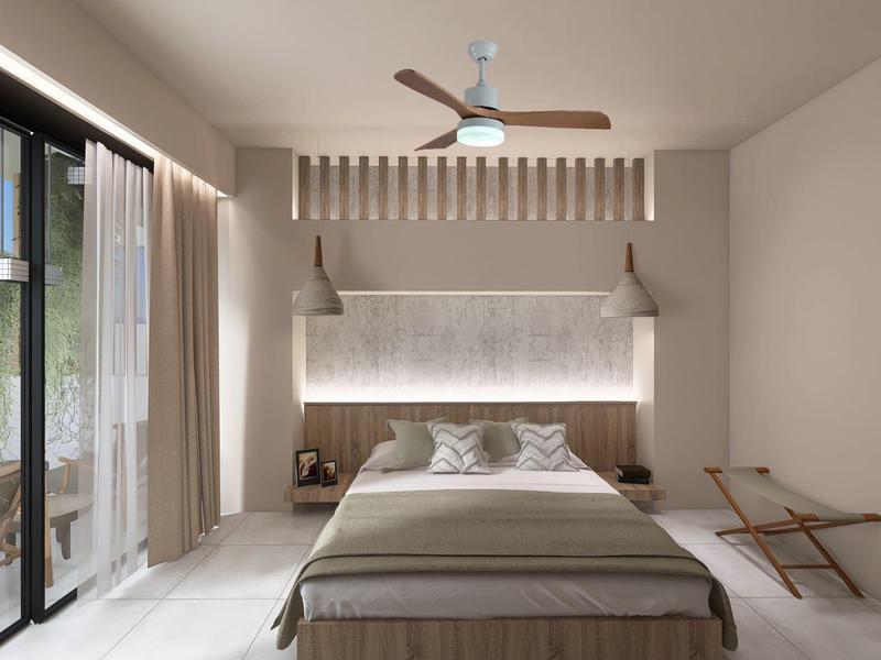 Modernes Schlafzimmer mit großem Fenster, Bett, Deckenventilator und sanfter Beleuchtung in Beige- und Grautönen.