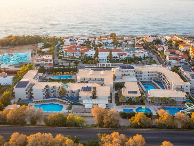 Zdjęcie z lotu ptaka hotelu z wieloma basenami blisko morza