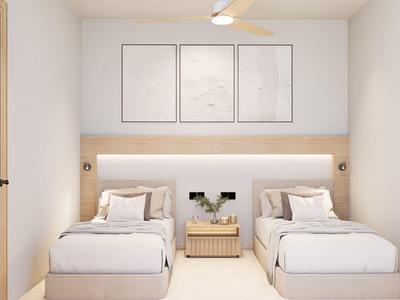 Modernes Hotelzimmer mit zwei Einzelbetten, Nachttisch und minimaler Dekoration.