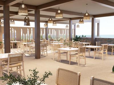 Helle, offene Terrasse mit Holzmöbeln und Blick aufs Meer an einem sonnigen Tag.