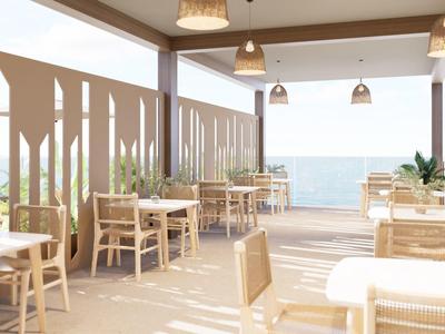 Helles, modernes Restaurant mit Holzmöbeln und Meerblick