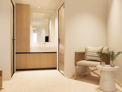 Ein gemütlicher Flur mit beige Wänden, einem hölzernen Sitzbereich und einem kleinen weißen Tisch mit Pflanzen.