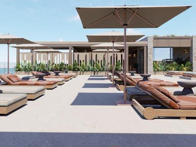 Moderne Poolterrasse mit Liegen und Sonnenschirmen vor einem Gebäude mit Meerblick.