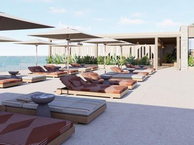 Moderne Liegen mit Sonnenschirmen auf einer offenen Terrasse mit Meerblick.