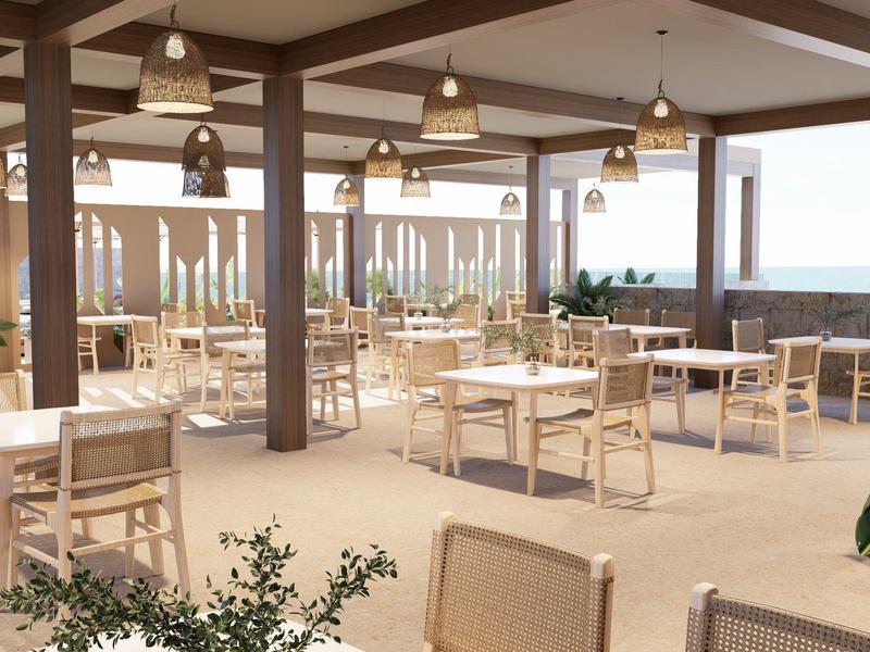 Offener Hotelrestaurantbereich mit hellen Holzmöbeln und modernen Pendelleuchten unter einem Holzträgerdach.