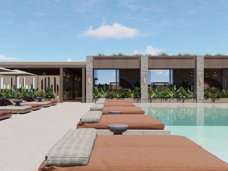 Eleganter Poolbereich mit braunen Liegen und modernem Hotelgebäude bei blauem Himmel.