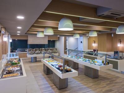 Espace buffet avec des éléments en bois moderne et divers plats dans un hôtel.