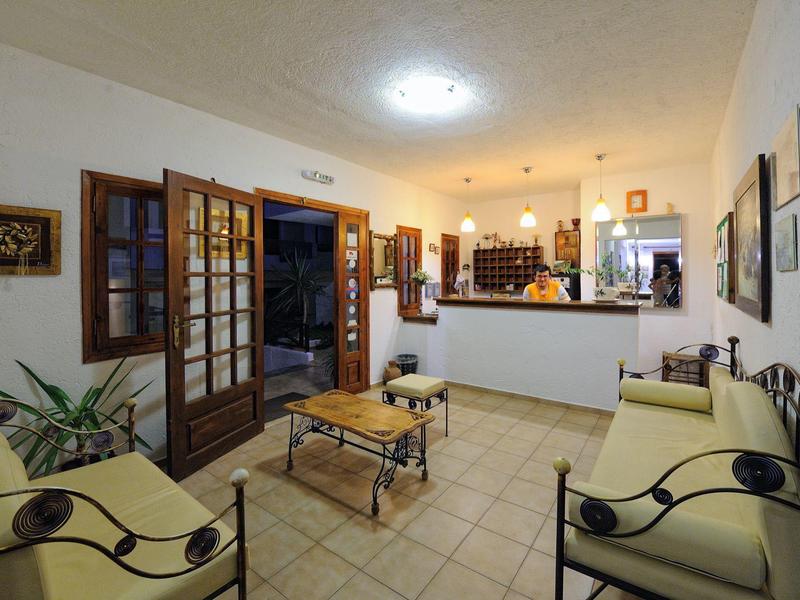 Světlá hotelová lobby s pohodlným posezením a recepcí.