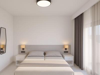 Minimalistische hotelkamer met tweepersoonsbed, twee nachtkastjes en groot raam met gordijnen