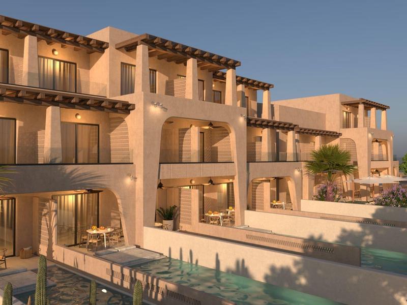 Moderner Hotelkomplex mit Terrassen, Pool und Palmen bei Sonnenuntergang