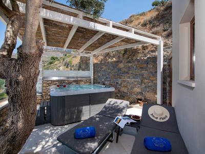 Accogliente area esterna con vasca idromassaggio, mobili lounge e ambiente naturale.