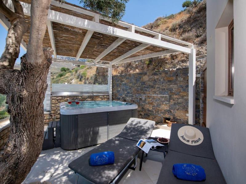Accogliente area esterna con vasca idromassaggio, mobili lounge e ambiente naturale.