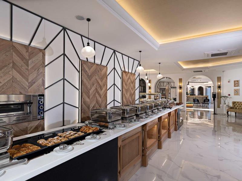 Eleganter Buffetbereich mit Holzfronten, Marmorboden und modernem geometrischem Wanddesign.