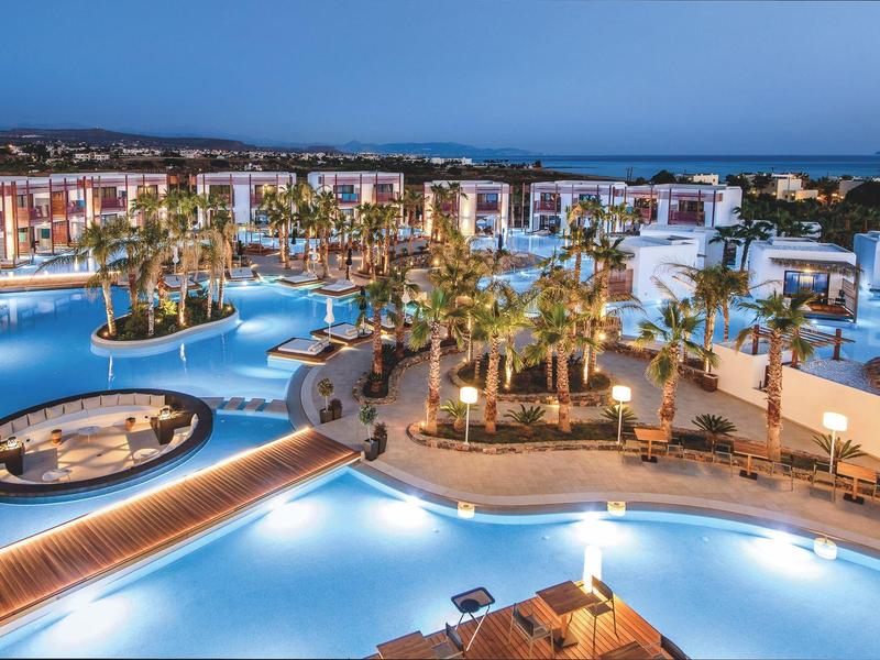 Complexe de luxe avec piscine éclairée et bâtiments modernes de nuit