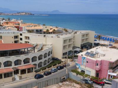 Luchtfoto van hotels en zee in een kuststad bij helder weer.