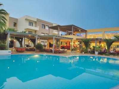 Schlichtes Zimmer mit Holzbett, weißen Bettwäsche, blauen Hängelampen und grauem Vorhang.