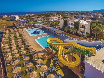 Hotelanlage mit Pools, Wasserrutschen und Sonnenschirmen nahe Meer